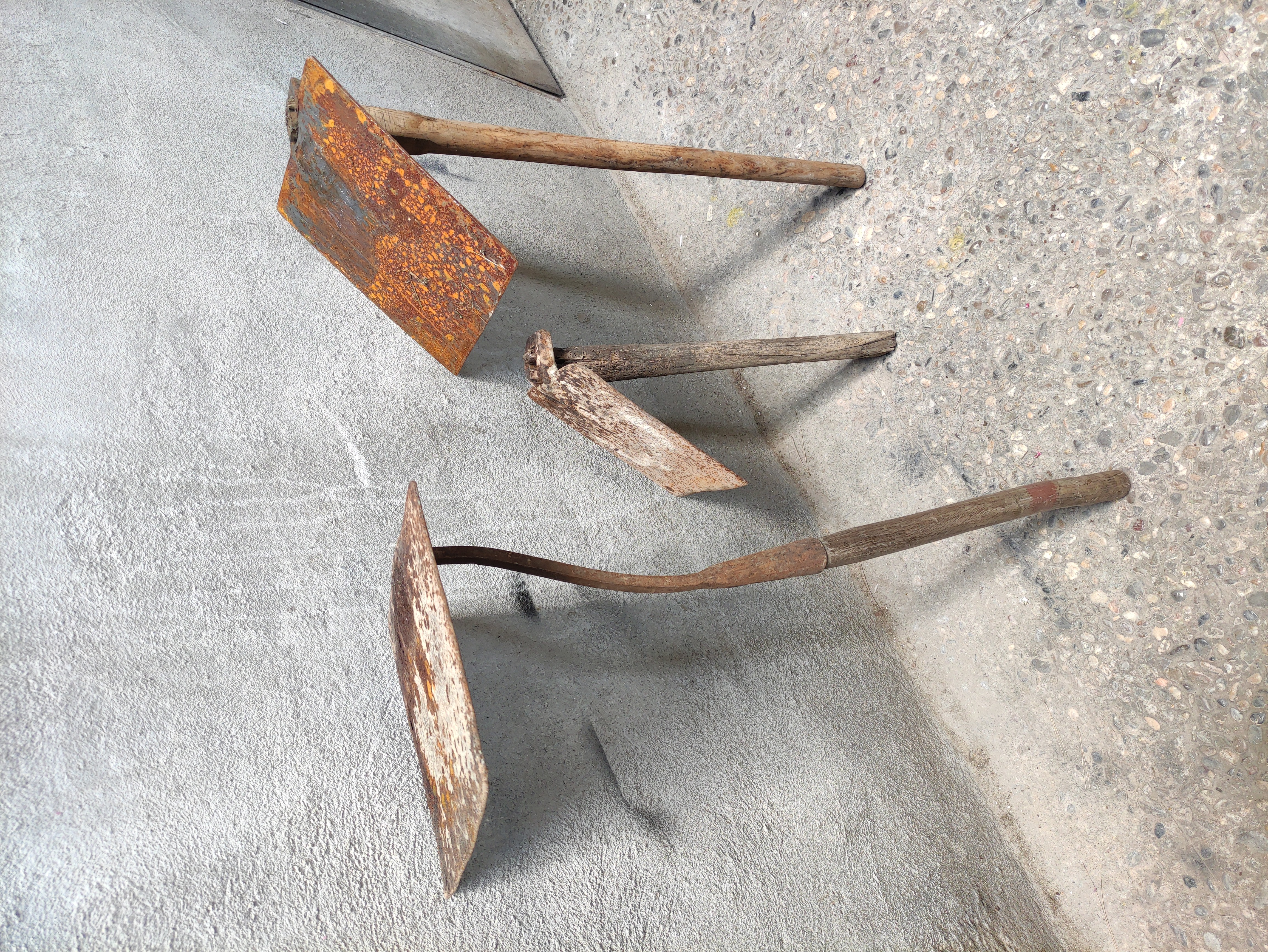 herramienta azada labranza campo madera met consultar